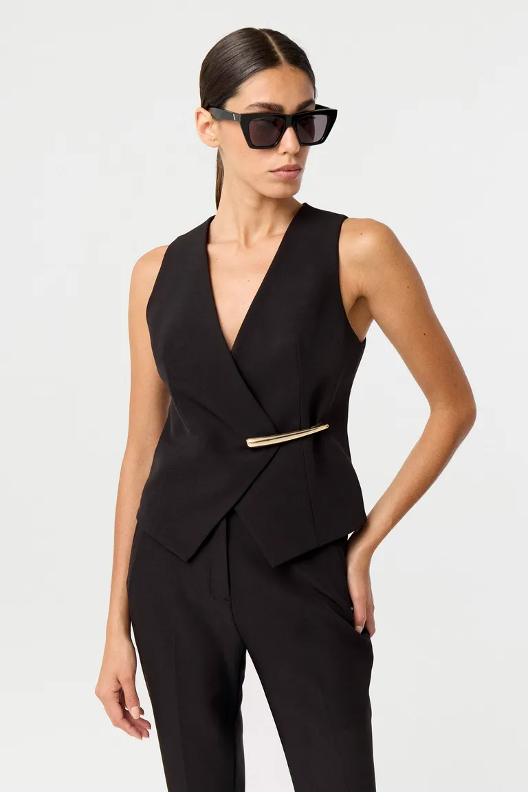 Chaleco sastrero entallado con escote en v y cierre frontal metálico de Markova en Chalecos para argentina