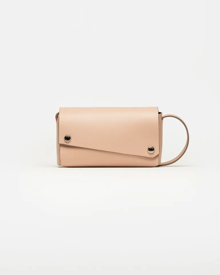 Elegante y versátil bandolera de cuero con diseño rígido y minimalista de Prüne en Bolsos y Carteras para argentina