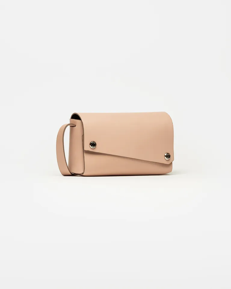 Elegante y versátil bandolera de cuero con diseño rígido y minimalista de Prüne en Bolsos y Carteras para argentina