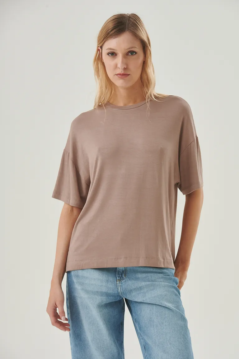 Remera de diseño minimalista y corte holgado para un look relajado y moderno de Sweet en Remeras para argentina
