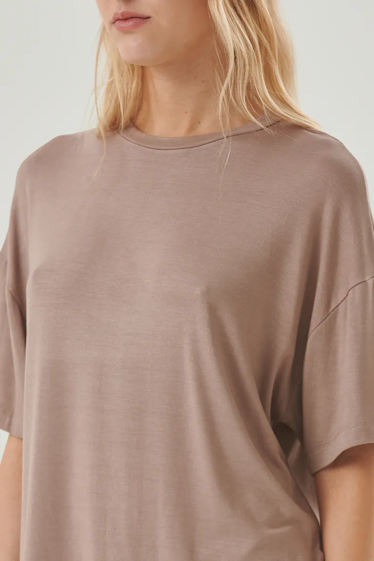 Remera de diseño minimalista y corte holgado para un look relajado y moderno de Sweet en Remeras para argentina