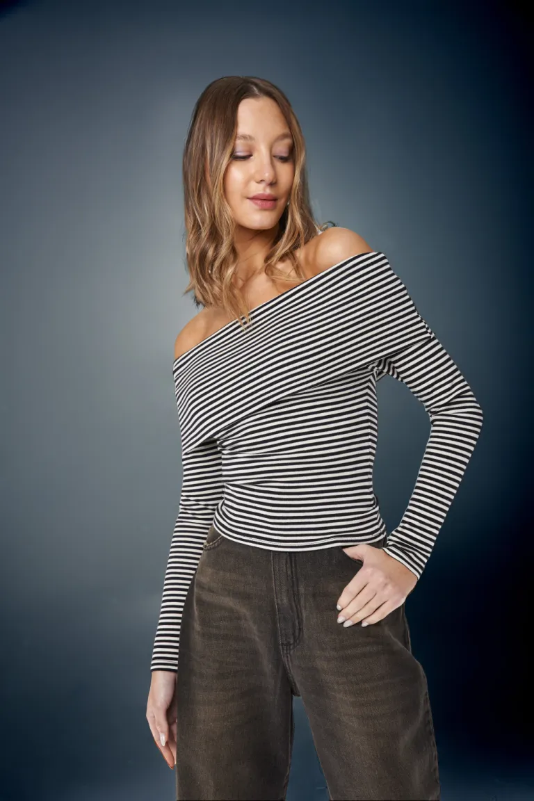 Remera manga larga off shoulder con diseño de rayas horizontales y ajuste entallado de Apricot en Remeras para argentina