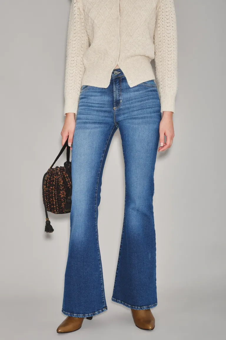 Jean de tiro medio con corte acampanado y cierre frontal de Rapsodia en Pantalones para argentina