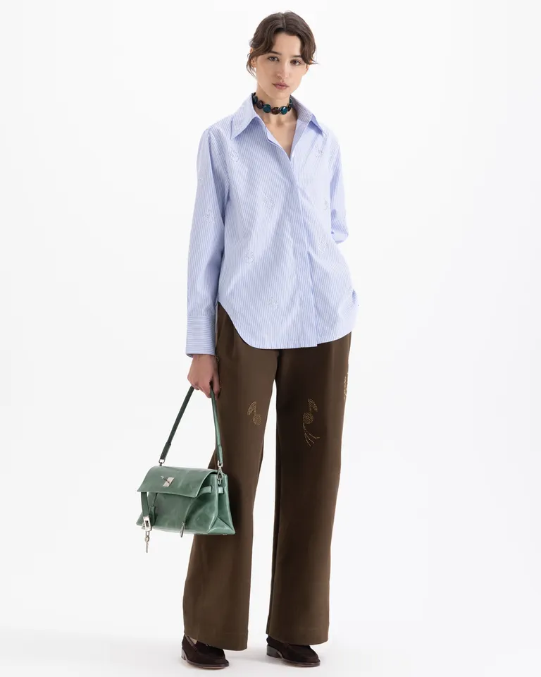 Camisa de mujer con cuello clásico, cierre frontal oculto y detalles de bordados en frente y mangas de Jazmin Chebar en Camisas para argentina