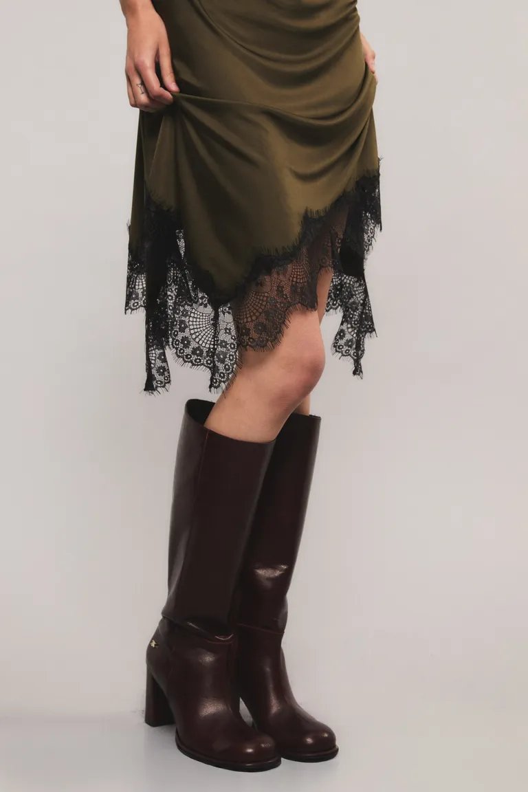 Vestido corto con breteles regulables y detalle de puntilla en escote y ruedo asimétrico de Kosiuko en Vestidos para argentina