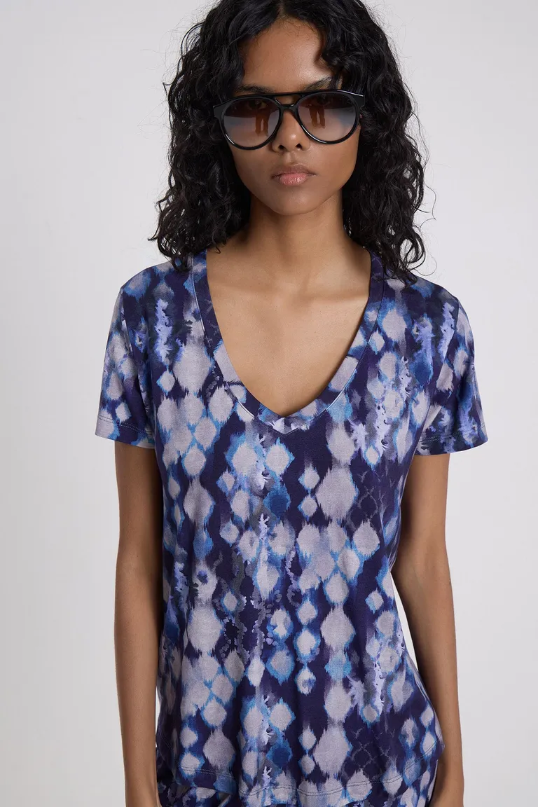 Remera de corte clásico con escote en V y estampado integral de diseño versátil de Maria Cher en Remeras para argentina