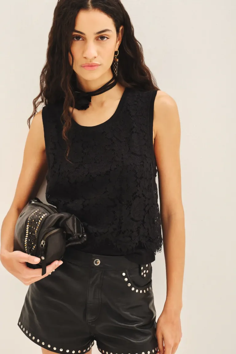 Top ligero de encaje negro, diseño romántico y veraniego de Rapsodia en Tops para argentina