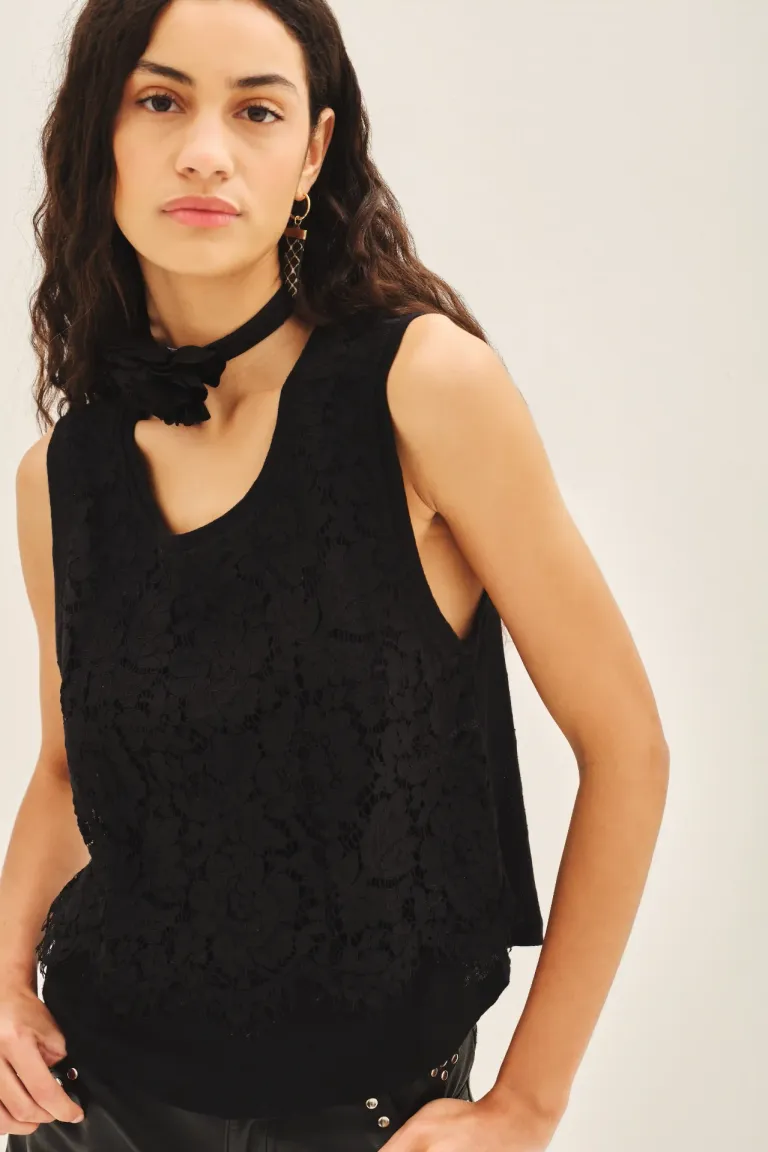 Top ligero de encaje negro, diseño romántico y veraniego de Rapsodia en Tops para argentina