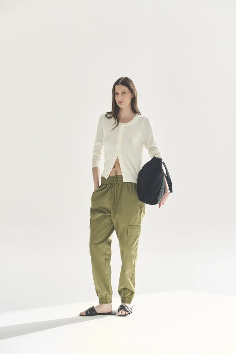 Cardigan de punto blanco para mujer, prenda práctica y de gran versatilidad de Akiabara en Buzos y Sweaters para argentina