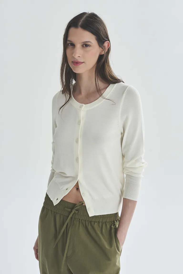 Cardigan de punto blanco para mujer, prenda práctica y de gran versatilidad de Akiabara en Buzos y Sweaters para argentina