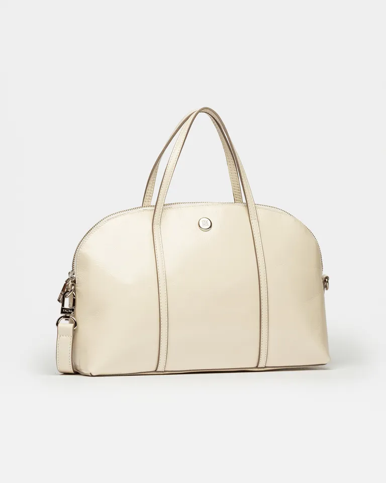 Cartera de mano Bonnie en charol blanco: Elegancia y versatilidad en un diseño icónico de Prüne en Bolsos y Carteras para argentina