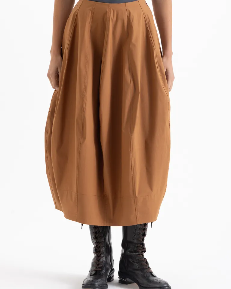 Pollera larga estilo balloon con recortes verticales y bolsillos laterales ocultos de Jazmin Chebar en Faldas para argentina