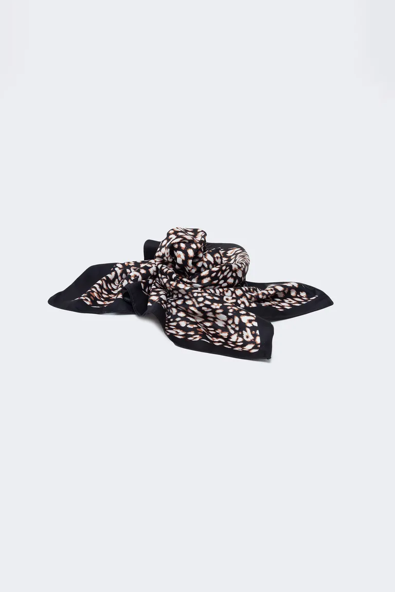 Pañuelo sedoso con estampado animal para mujeres - Accesorio de moda elegante y versátil de Markova en Bufandas y Pañuelos para argentina