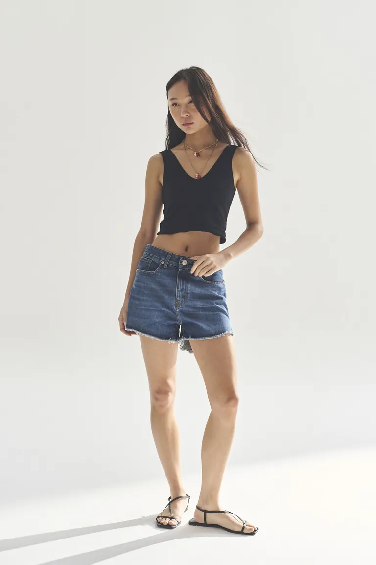 Top negro de corte acanalado y escote en V, un básico de moda mujer de Akiabara en Tops para argentina