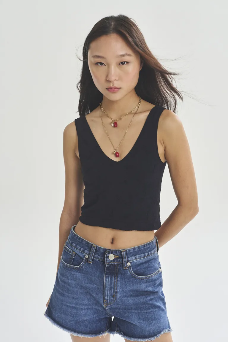 Top negro de corte acanalado y escote en V, un básico de moda mujer de Akiabara en Tops para argentina