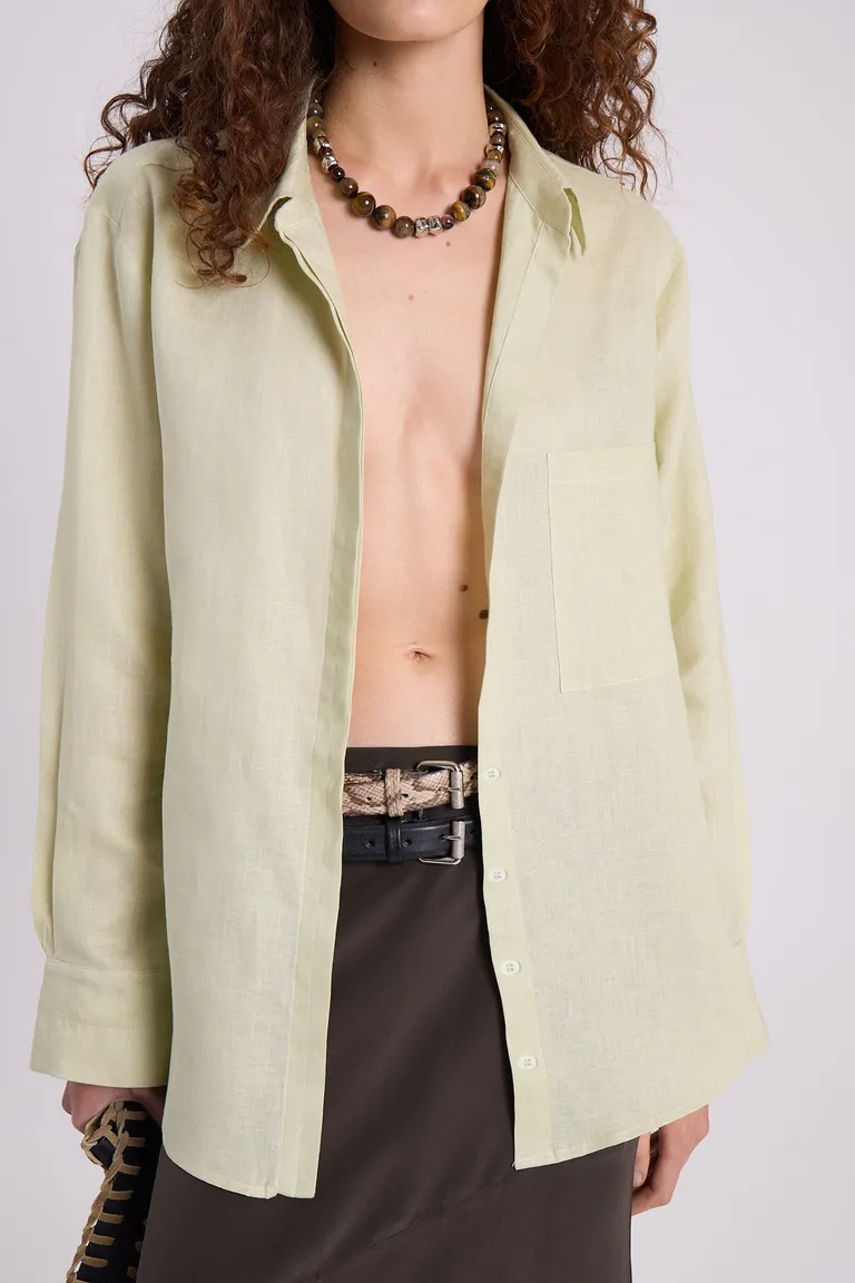 Camisa de lino en color verde de línea recta y detalles bordados de Maria Cher en Camisas para argentina