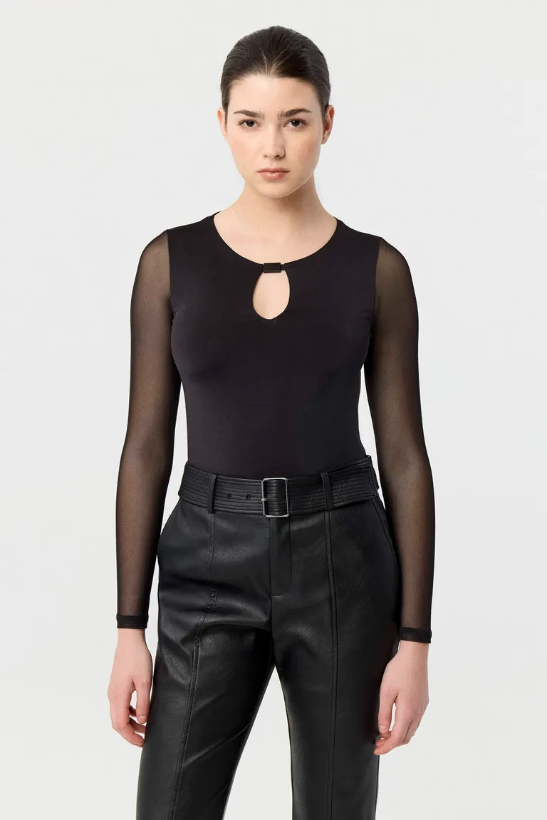 Remera de manga larga entallada con aberturas en tul y detalle metálico central de Markova en Remeras para argentina