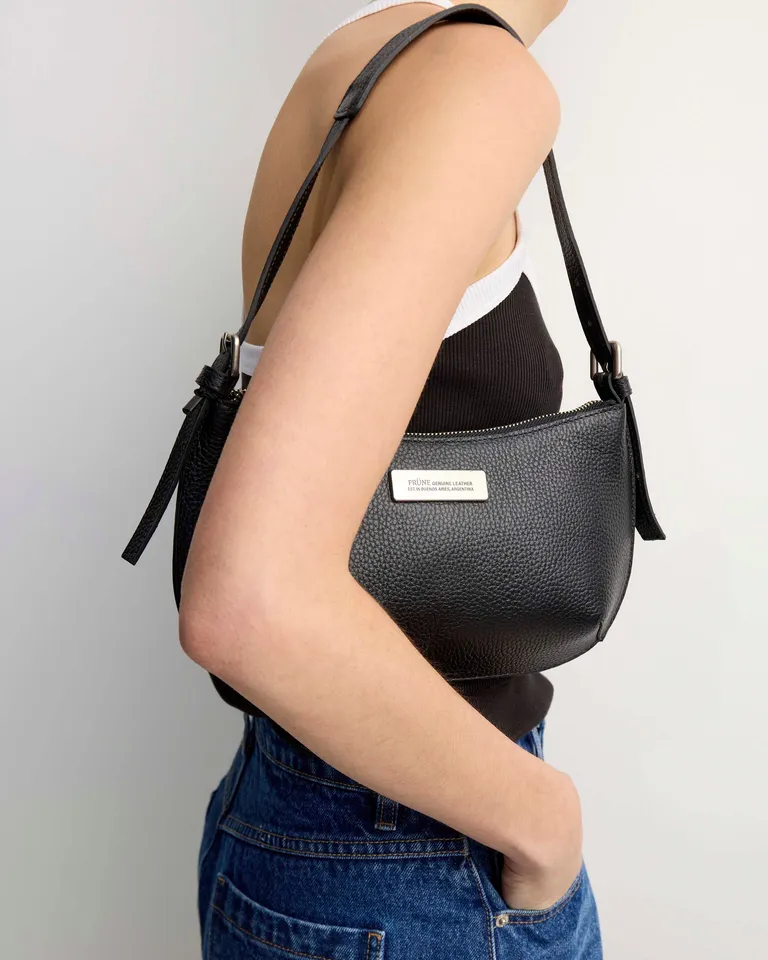 Cartera al hombro de cuero negro con diseño elegante y versátil de Prüne en Bolsos y Carteras para argentina