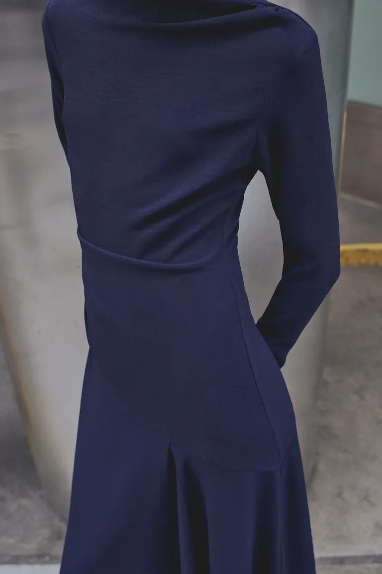 Vestido asimétrico fruncido de Mango en Vestidos para argentina