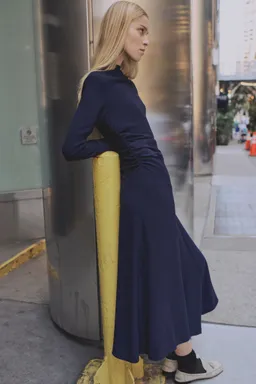 Vestido asimétrico fruncido de Mango en Vestidos para argentina