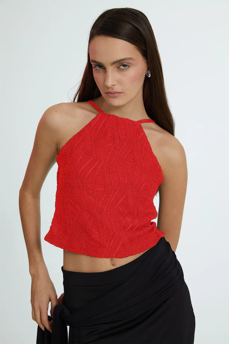 Top sin mangas rojo con cuello alto y escote halter en la espalda de Naíma en Tops para argentina