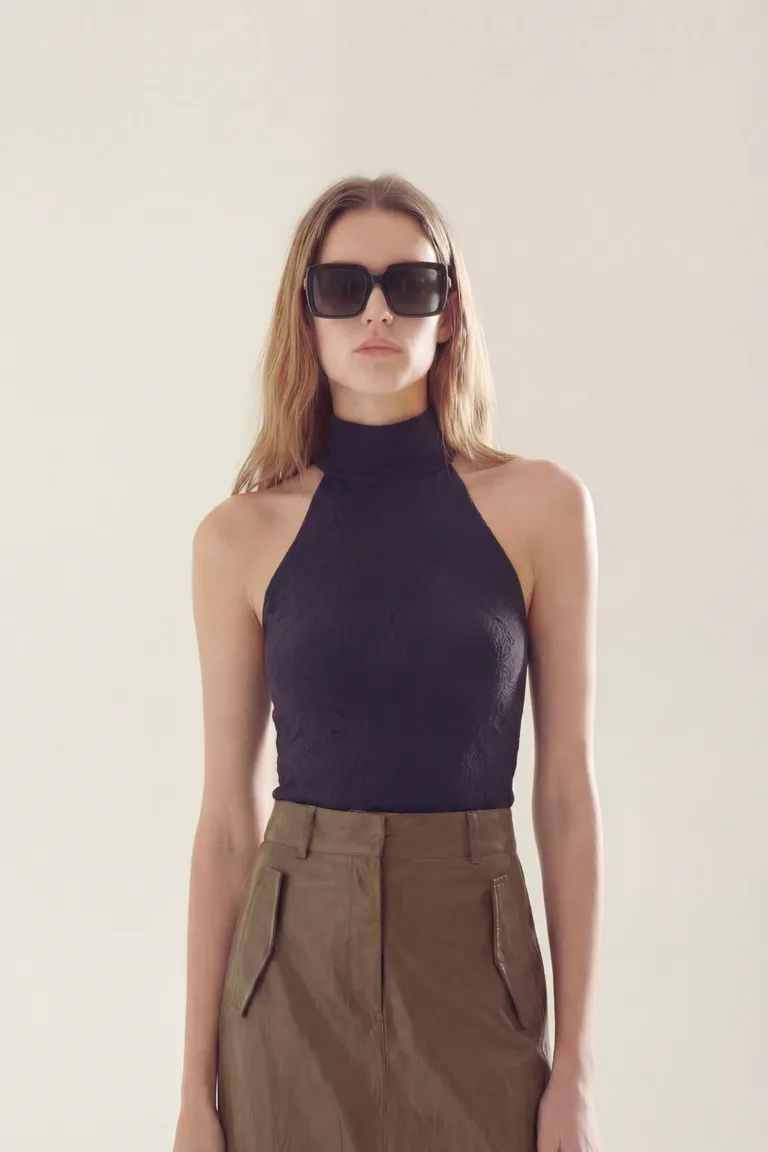 Remera de corte americano sin mangas con cuello alto entallada de Akiabara en Remeras para argentina