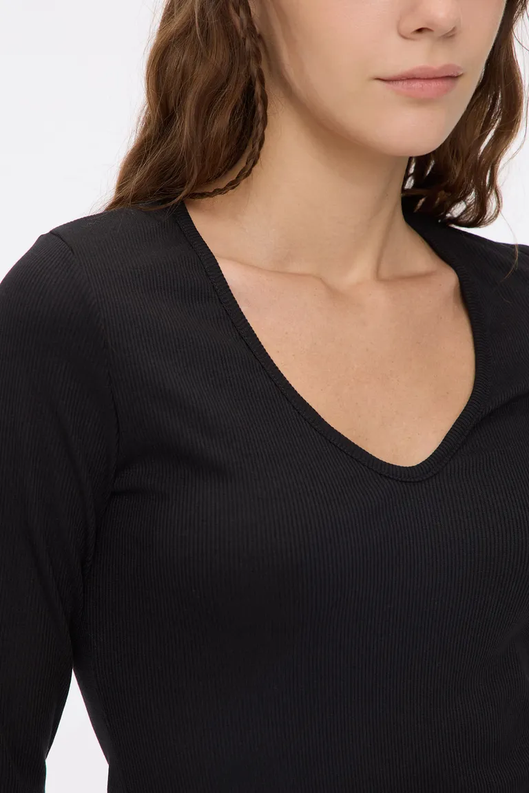 Remera de mangas largas con escote en V y calce entallado al cuerpo de Cuesta Blanca en Remeras para argentina