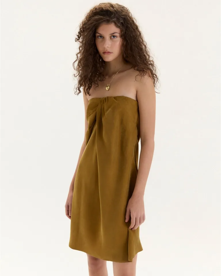 Vestido marrón strapless con drapeado en el delantero para un estilo elegante y versátil de Blue Sheep en Vestidos para argentina