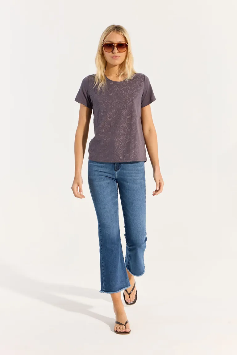 Remera de diseño bordado para mujer, prenda versátil y de moda de Portsaid en Remeras para argentina