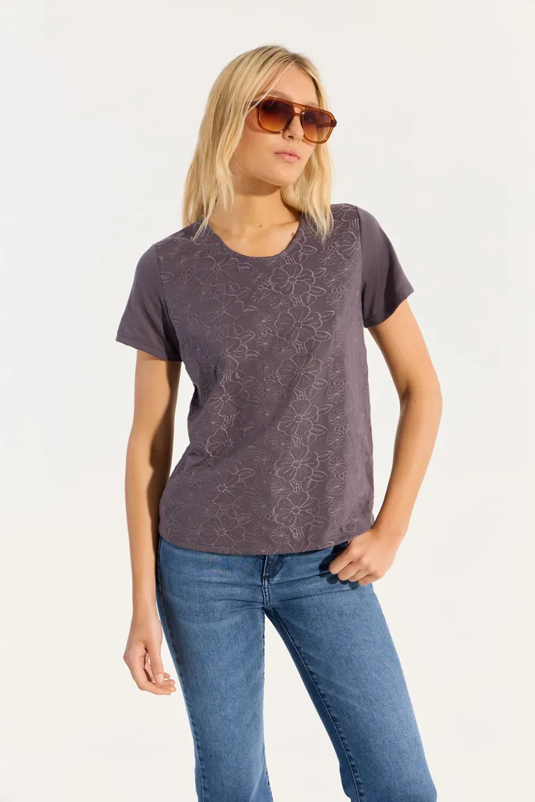 Remera de diseño bordado para mujer, prenda versátil y de moda de Portsaid en Remeras para argentina