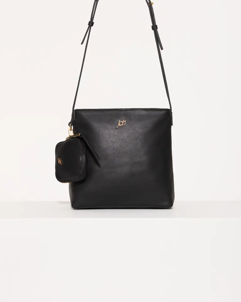 Bolso de cuero negro con correas ajustables y bolsillos internos para un estilo sofisticado y práctico de Jazmin Chebar en Bolsos y Carteras para argentina