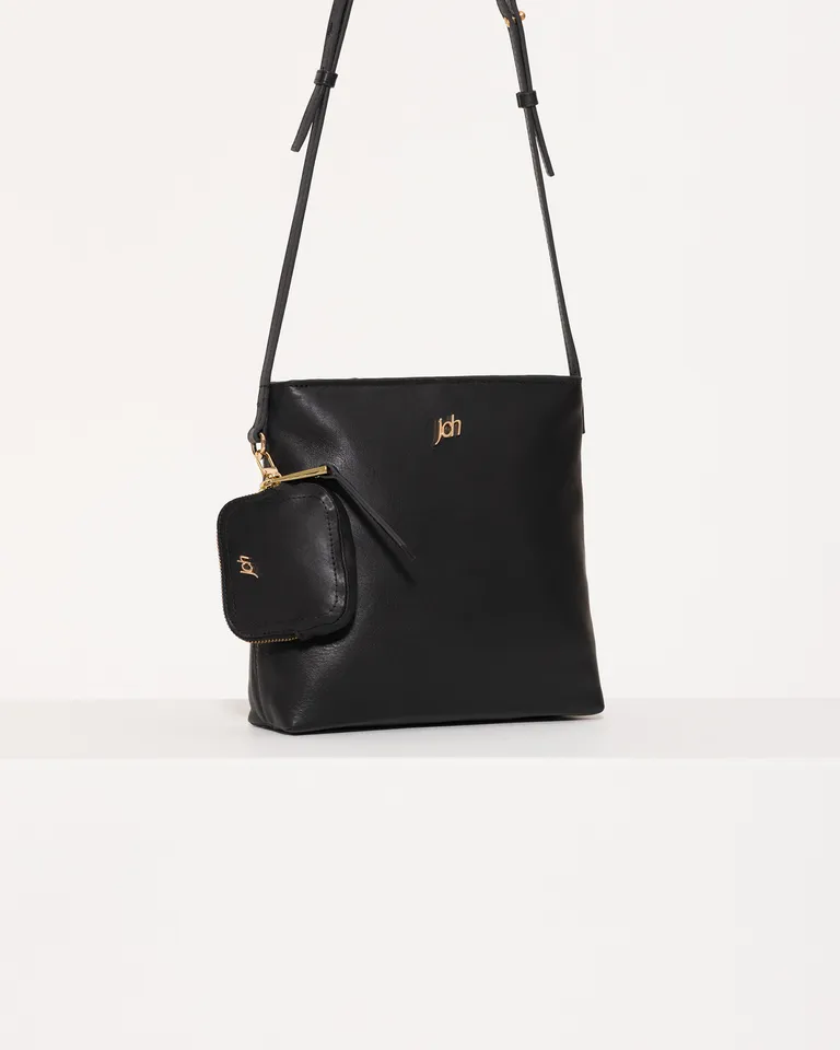 Bolso de cuero negro con correas ajustables y bolsillos internos para un estilo sofisticado y práctico de Jazmin Chebar en Bolsos y Carteras para argentina