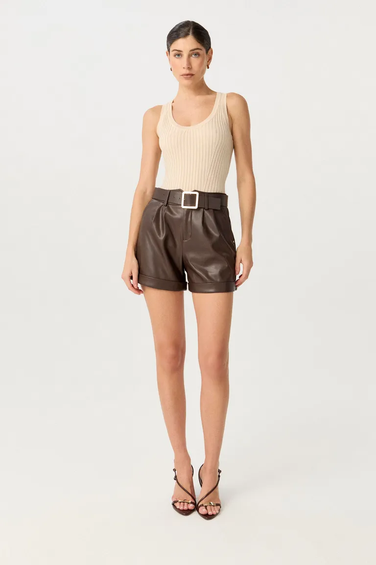 Shorts de efecto cuero con silueta relajada y cinturón ajustable de Markova en Shorts para argentina