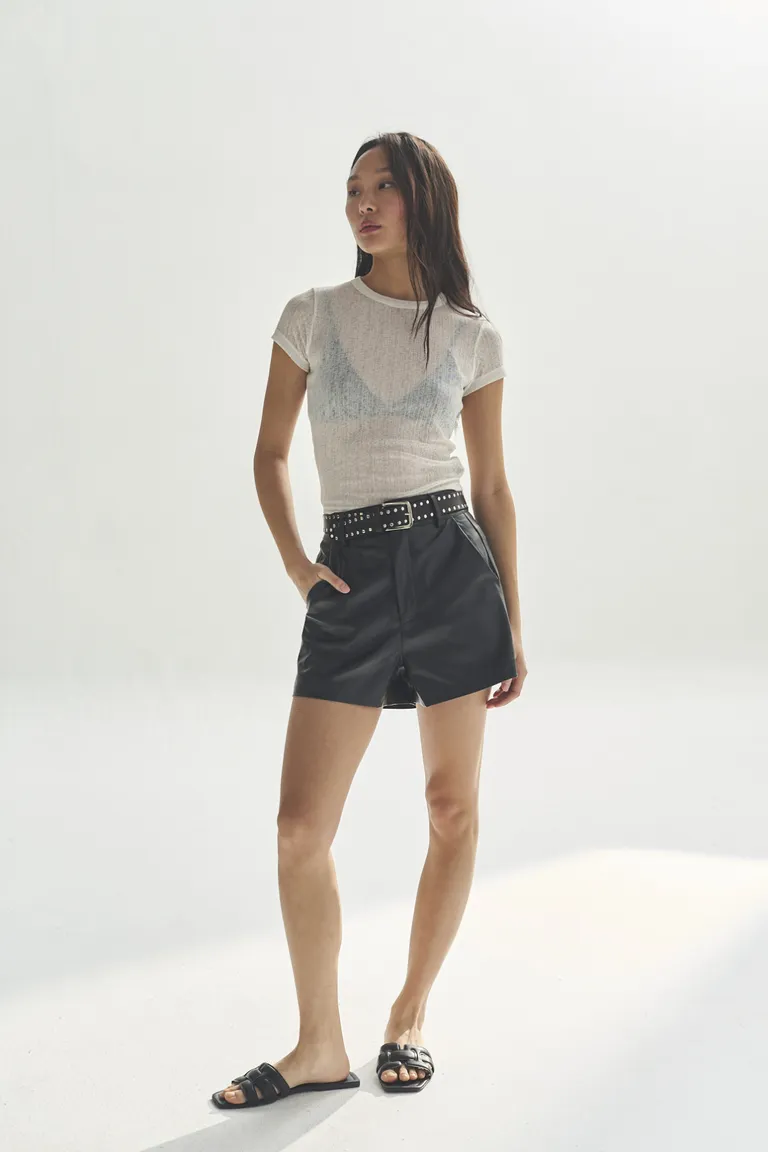 Remera blanca de corte ajustado para mujer de Akiabara en Remeras para argentina