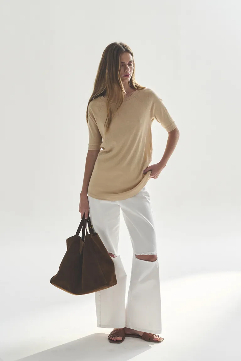 Remera beige de manga corta para mujer, diseño básico y versátil de Akiabara en Remeras para argentina