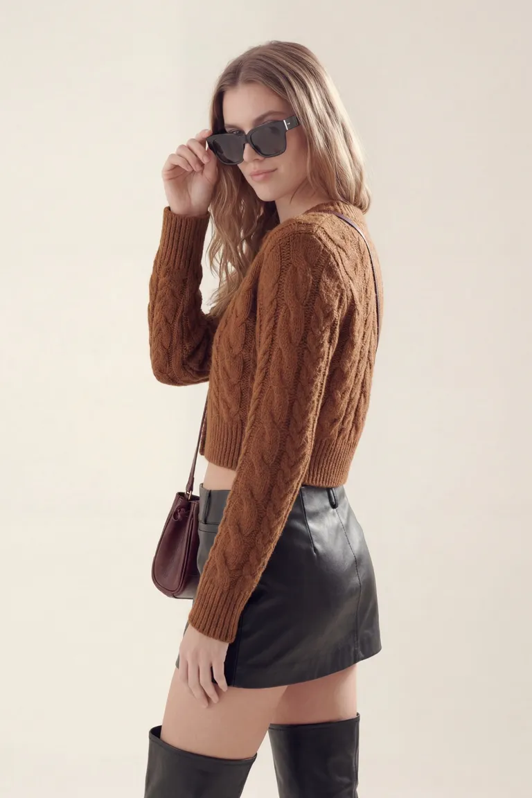 Cardigan de tejido trenzado con cierre de botones y corte corto a la cintura de Akiabara en Buzos y Sweaters para argentina