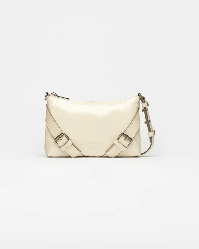Bolso bandolera mini en cuero charol arrugado, el accesorio perfecto para looks casuales y elegantes de Prüne en Bolsos y Carteras para argentina
