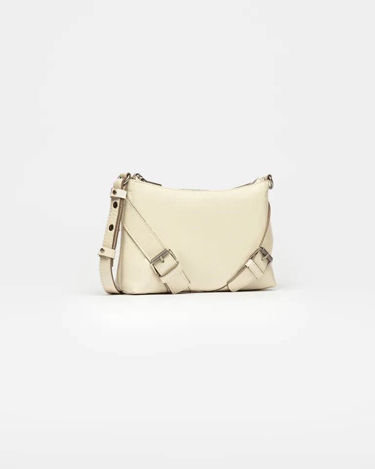 Bolso bandolera mini en cuero charol arrugado, el accesorio perfecto para looks casuales y elegantes de Prüne en Bolsos y Carteras para argentina