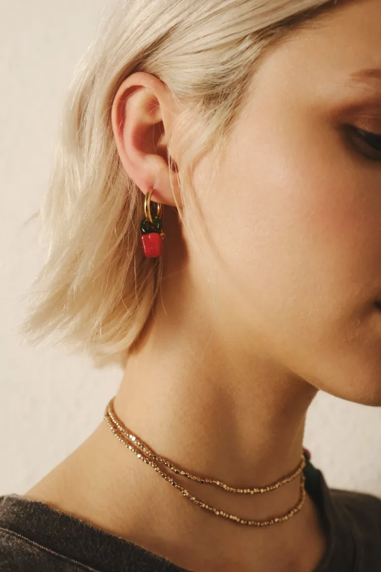 Aretes de corazón rojos con detalles en vidrio, un complemento elegante y llamativo de Rapsodia en Bijouterie para argentina