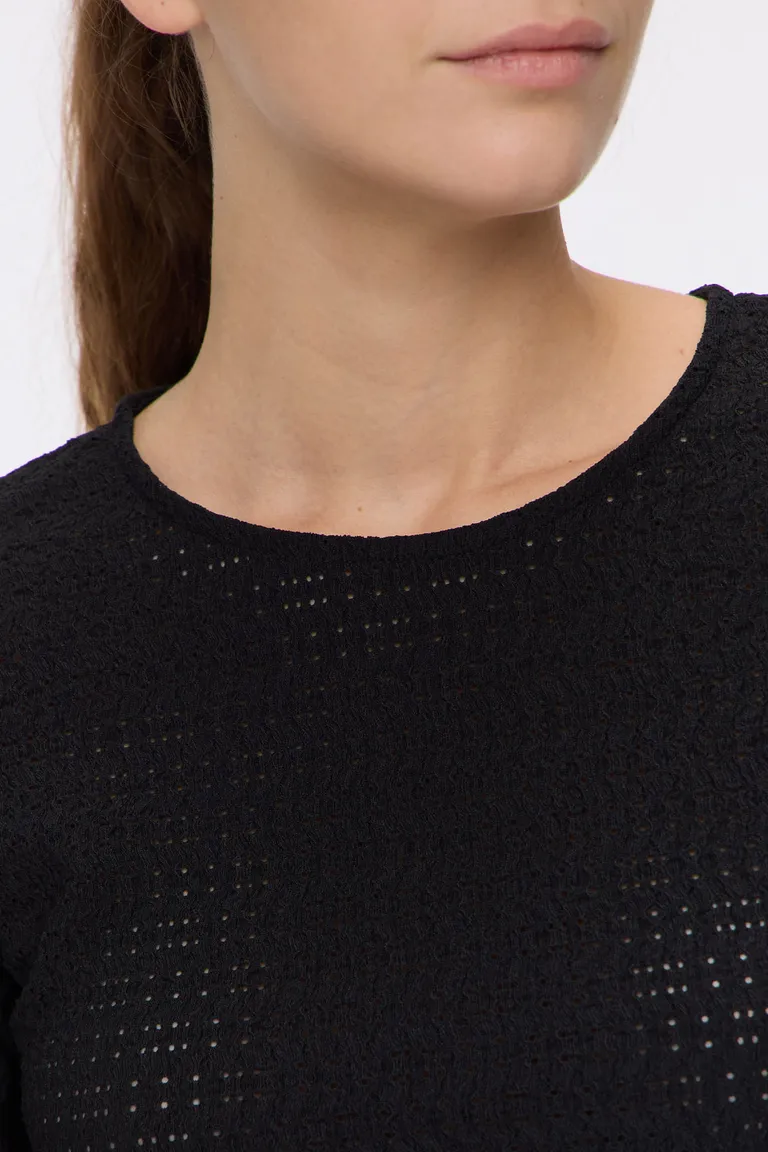 Remera de manga larga con cuello redondo y textura detalle en tela de Cuesta Blanca en Remeras para argentina