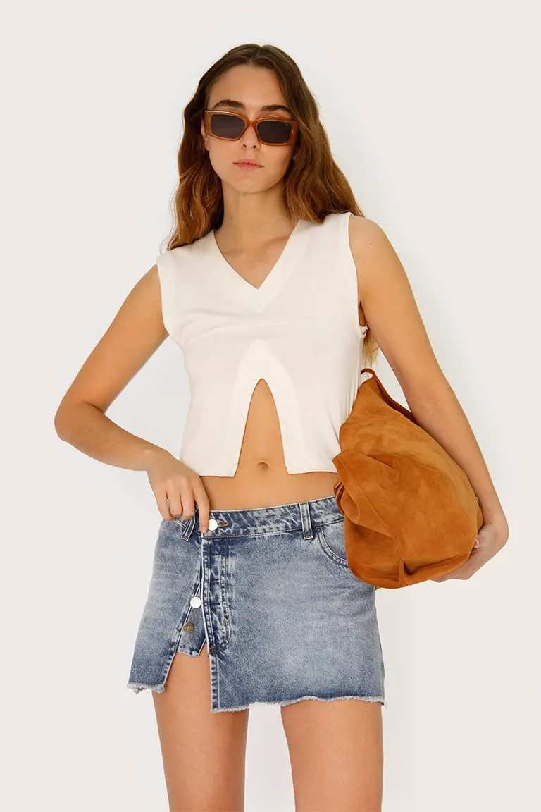 Falda de jean celeste con corte irregular y caída asimétrica para un estilo casual y de moda de Sofia Sarkany en Faldas para argentina