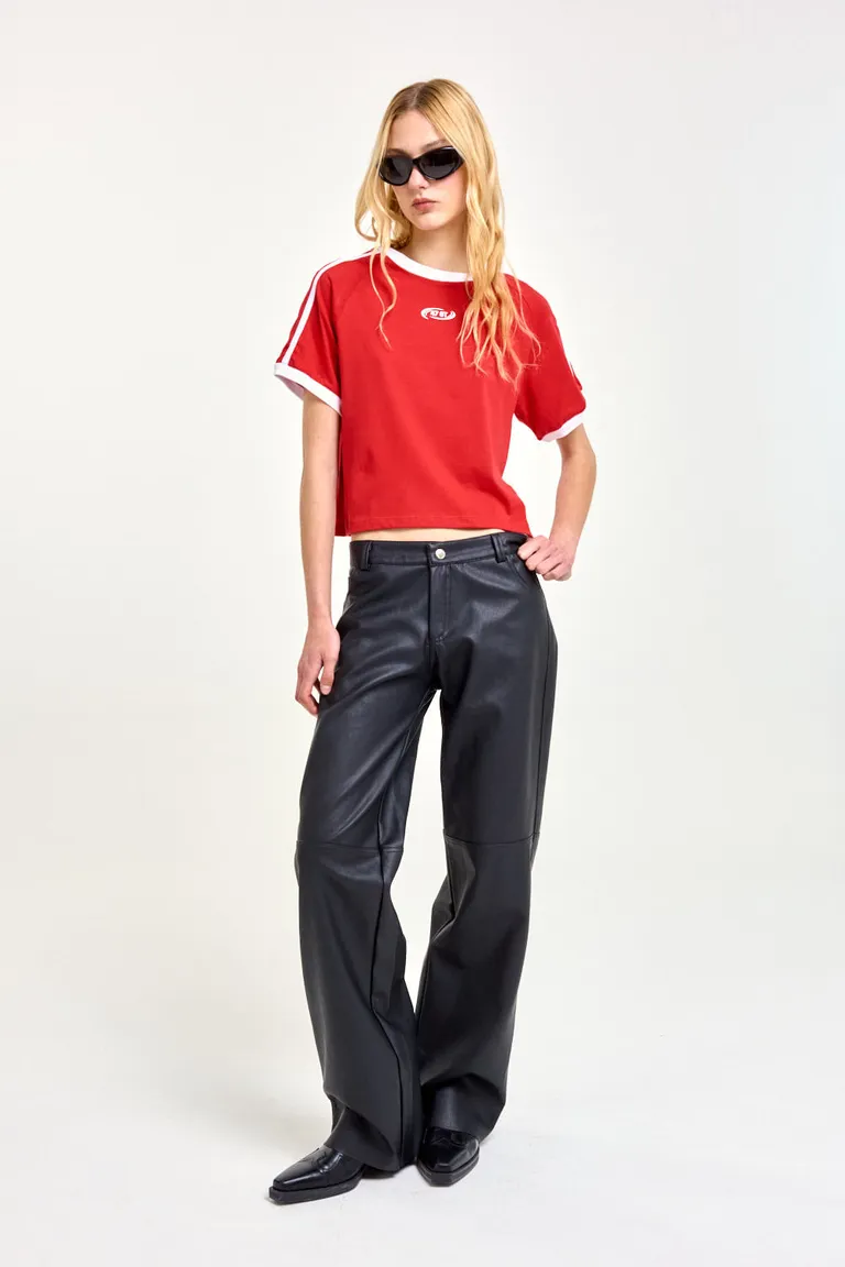 Remera de algodón liviano en color rojo con detalles a contraste de 47 Street en Remeras para argentina