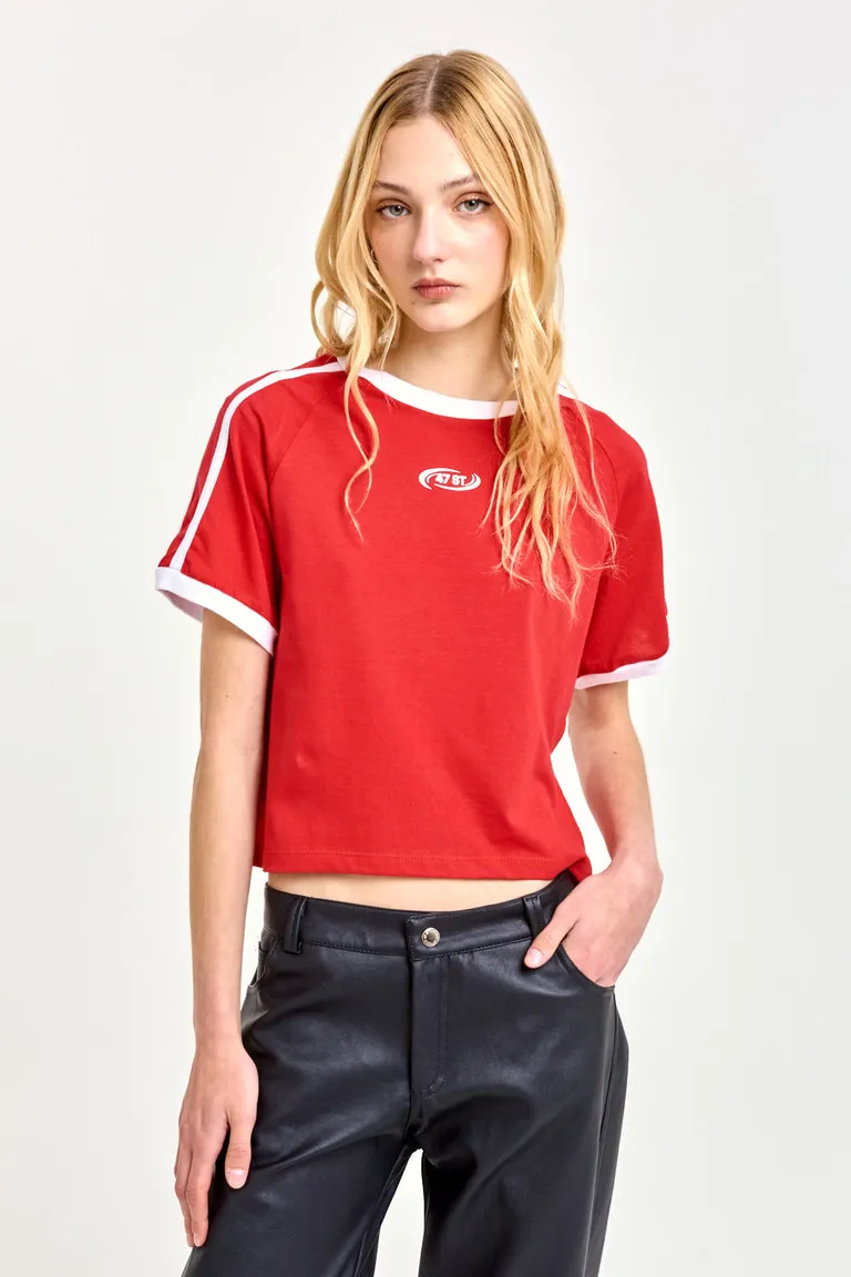 Remera de algodón liviano en color rojo con detalles a contraste de 47 Street en Remeras para argentina
