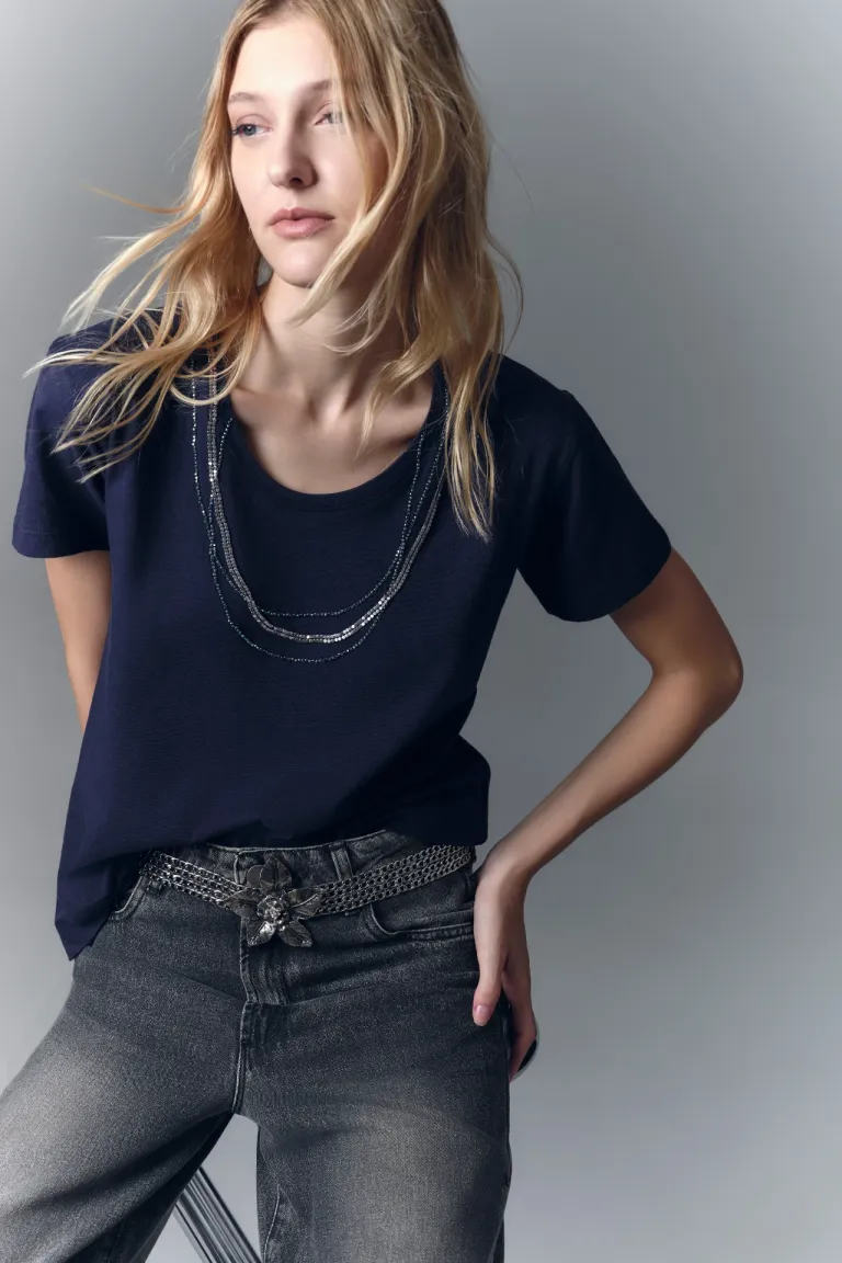 Remera elegante con detalles metálicos y strass en el escote de Rapsodia en Remeras para argentina