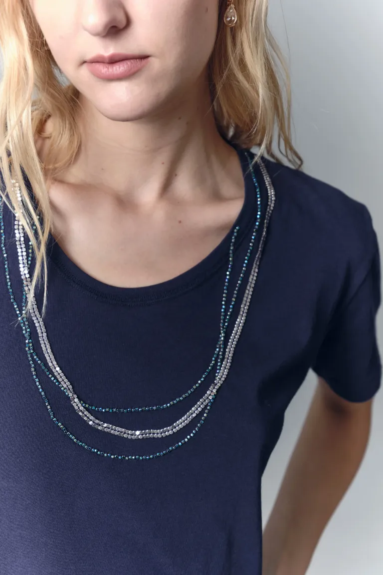 Remera elegante con detalles metálicos y strass en el escote de Rapsodia en Remeras para argentina