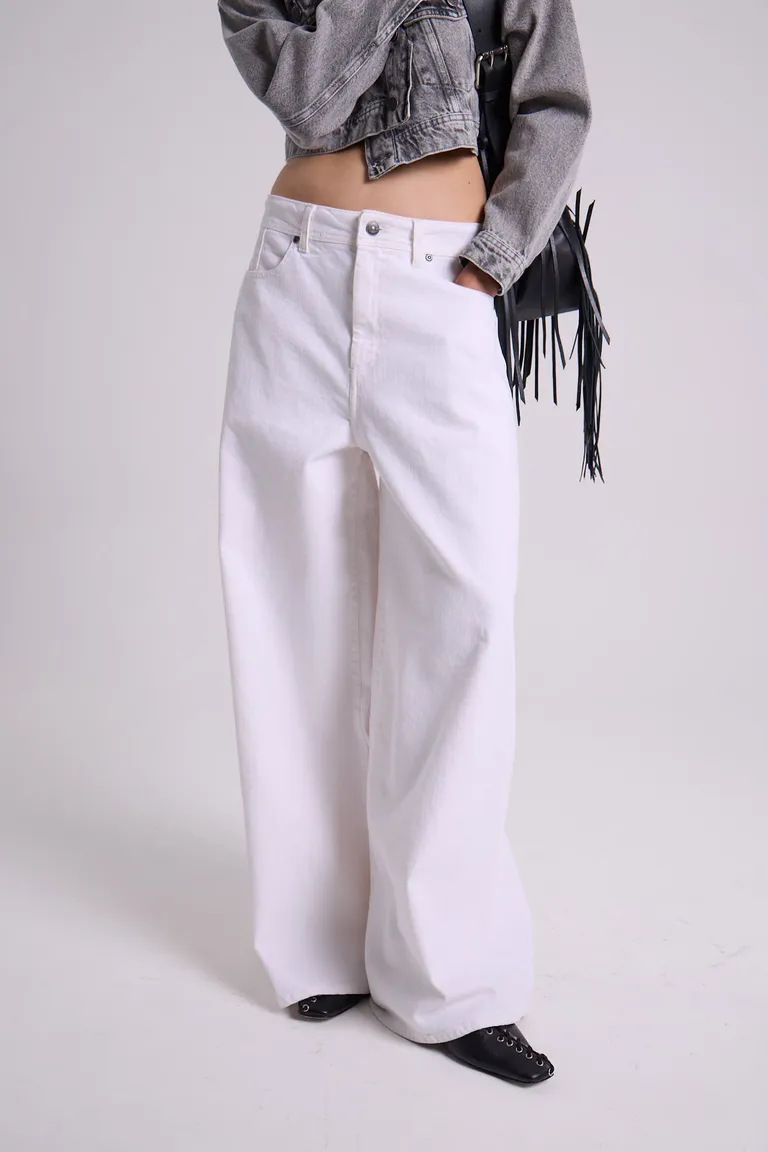 Pantalón vaquero de pierna ancha y corte relajado para un estilo fresco y desenfadado de Maria Cher en Pantalones para argentina