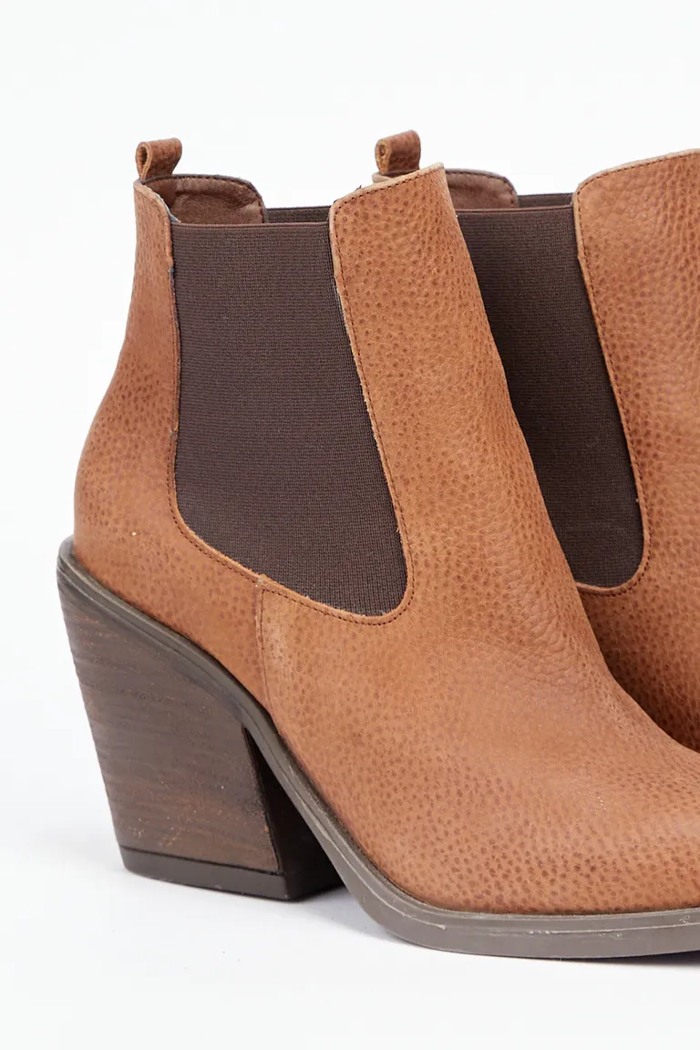 Botinetas de mujer estilo chelsea con taco de altura media y elásticos laterales de Akiabara en Botas y Botinetas para argentina