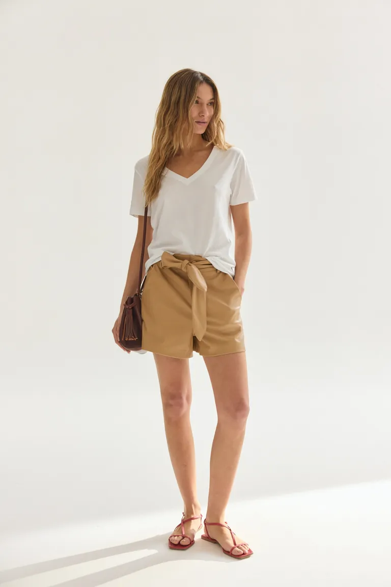 Remera de cuello en V de algodón suave y corte femenino de Akiabara en Remeras para argentina