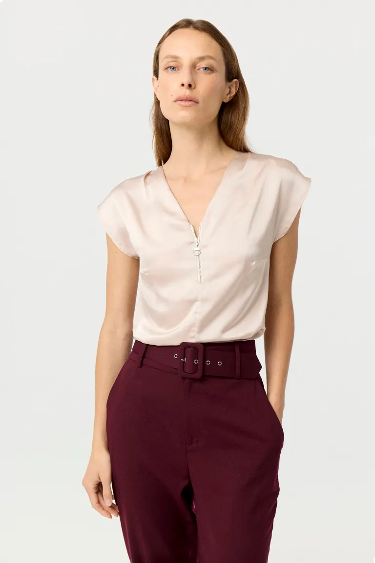 Remera de mujer con escote en V, cierre frontal metálico y hombros caídos en corte relajado de Markova en Remeras para argentina