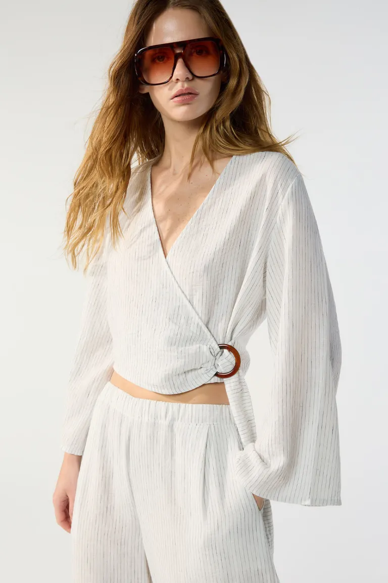 Blusa de lino rayada con escote cruzado y mangas acampanadas de Cuesta Blanca en Blusas para argentina